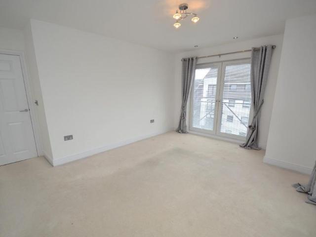3 bedroom flat to rent