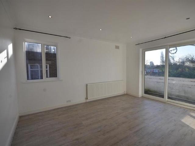3 bedroom flat to rent