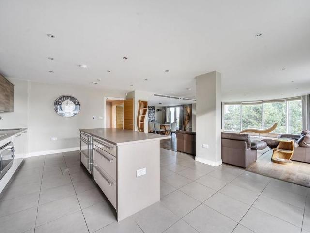 3 bedroom flat to rent
