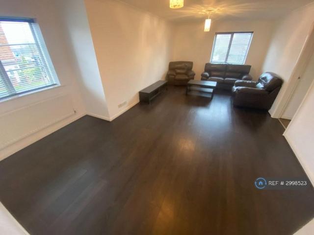 3 bedroom flat to rent