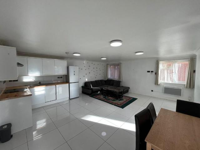 3 bedroom flat to rent