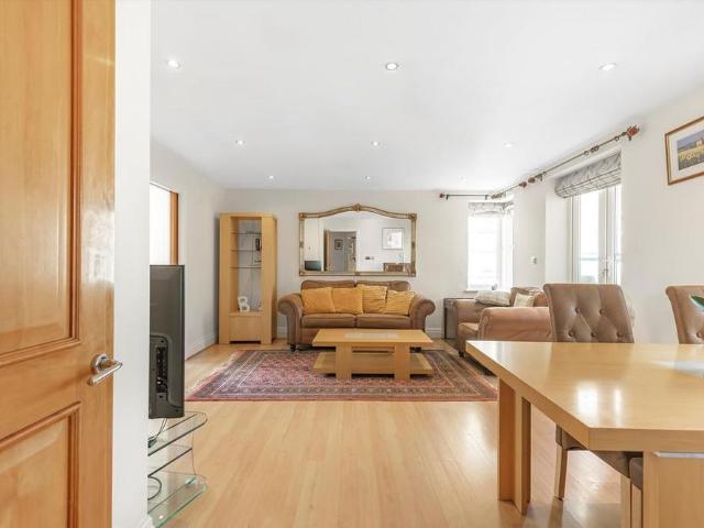 3 bedroom flat to rent