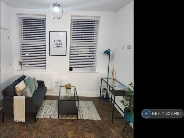 3 bedroom flat to rent