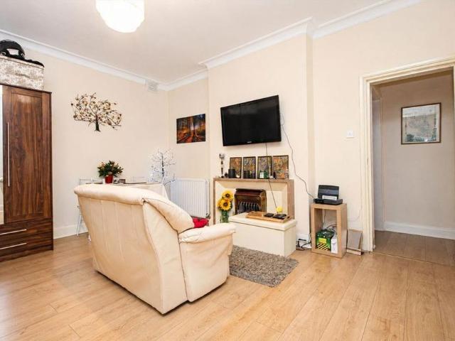 3 bedroom flat to rent