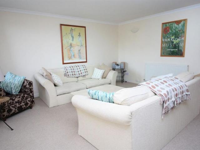 3 bedroom flat to rent