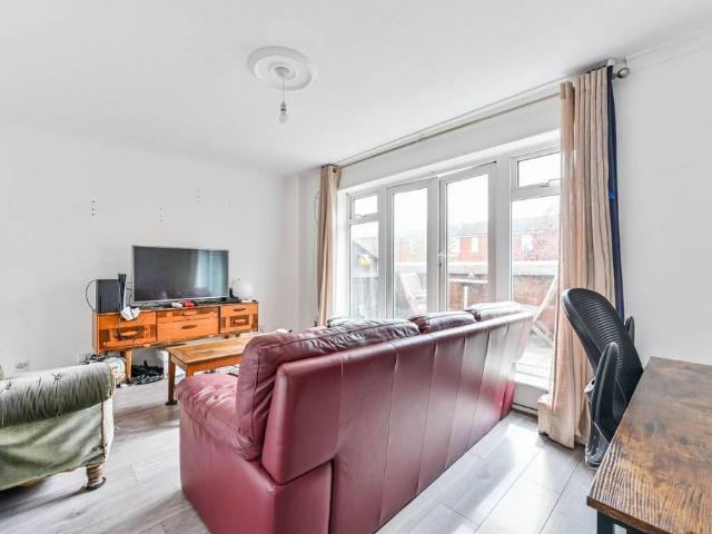 3 bedroom flat to rent