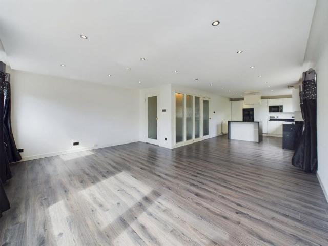 3 bedroom flat to rent