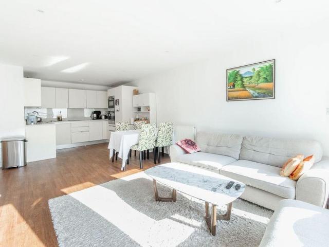 3 bedroom flat to rent