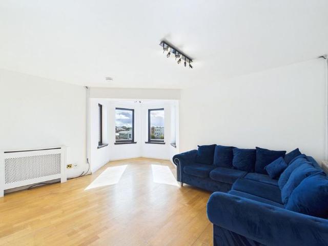 3 bedroom flat to rent