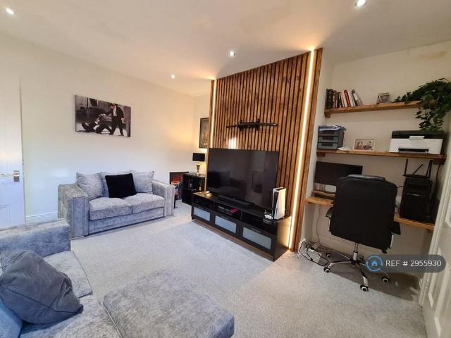 3 bedroom flat to rent