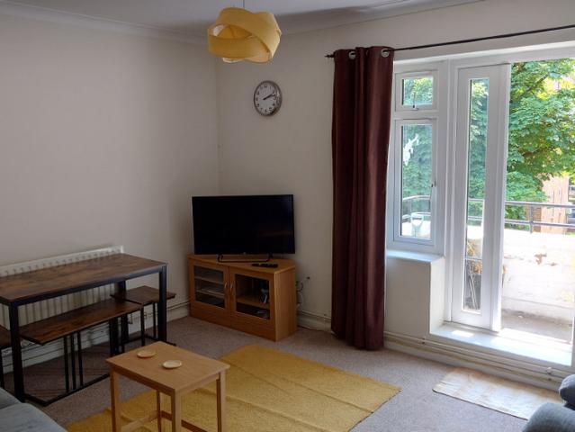 3 bedroom flat with balcony, 500m to rail station Has an Apartment