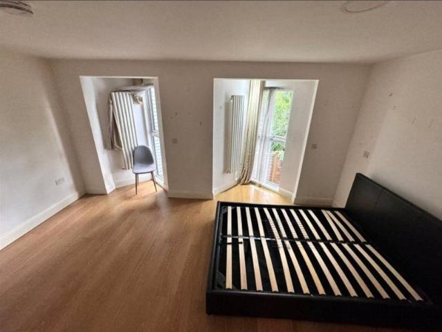 3 Bedroom Flat with Private Garden