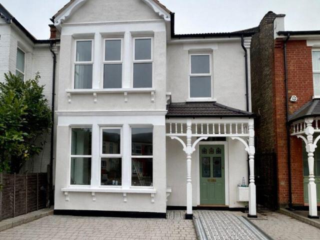 3 Bedroom Flat – Brownlow Road. 3 bed flat to rent £2,200 pcm £508 pw