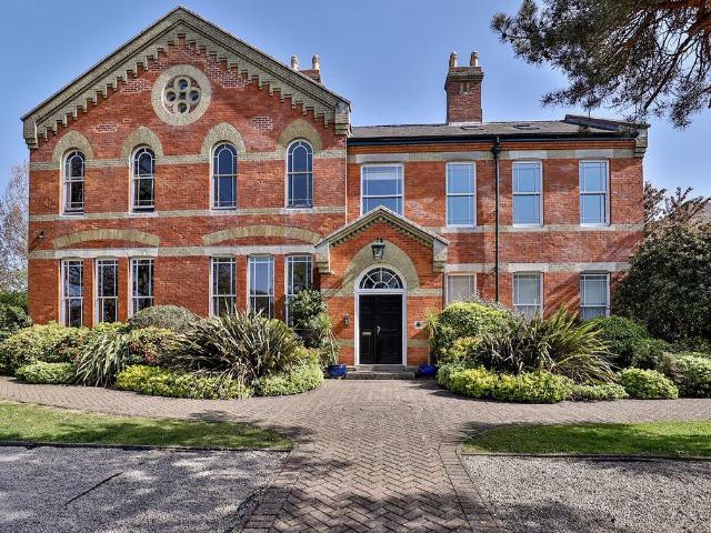 3 bedroom flat for sale