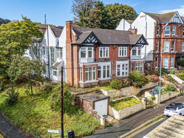 3 bedroom flat for sale