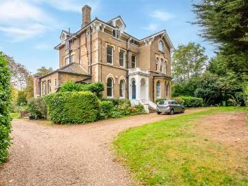 3 bedroom flat for sale