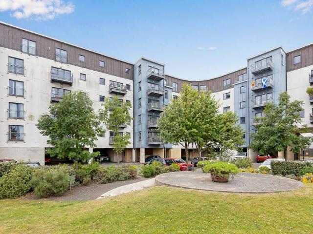 3 bedroom flat for sale