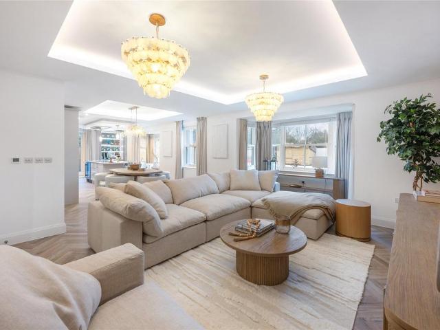 3 bedroom flat for sale