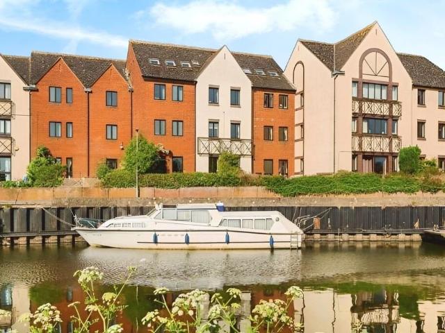 3 bedroom flat for sale