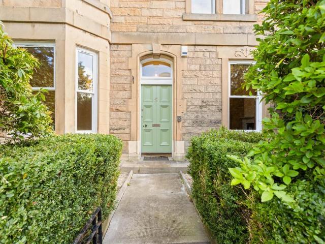 3 bedroom flat for sale