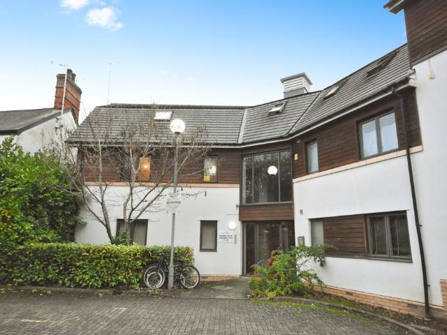 3 bedroom flat for sale