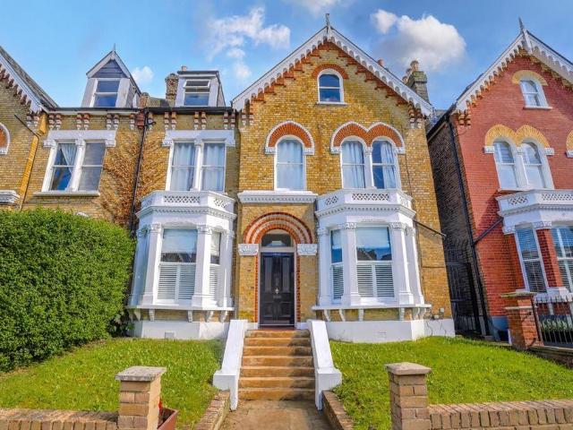 3 bedroom flat for sale