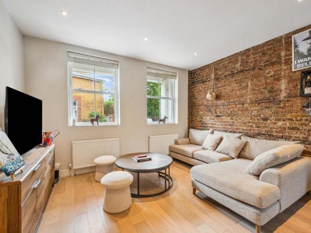 3 bedroom flat for sale