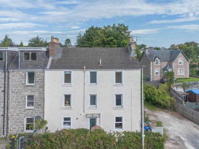 3 bedroom flat for sale