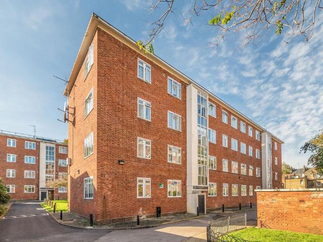 3 bedroom flat for sale