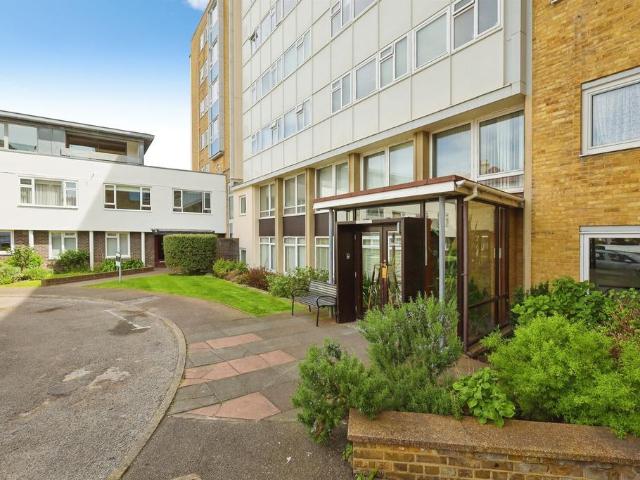 3 bedroom flat for sale