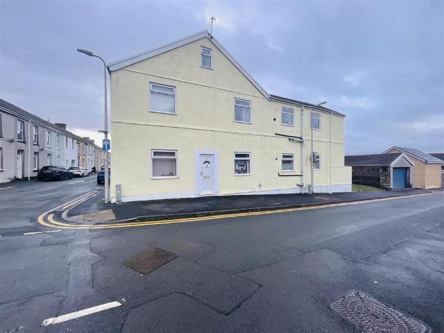 3 bedroom flat for sale