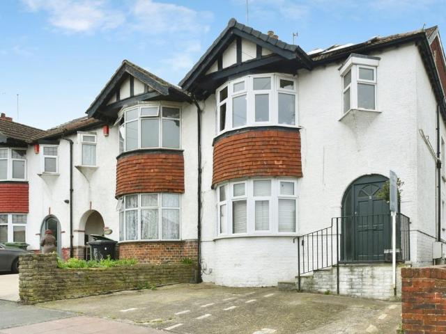 3 bedroom flat for sale