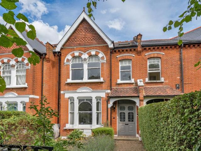 3 bedroom flat for sale