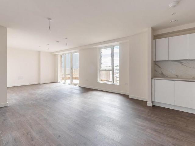 3 bedroom flat for sale