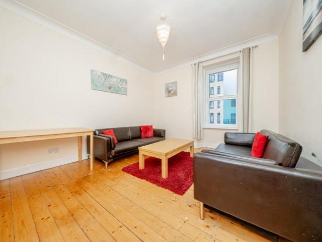 3 bedroom flat for sale