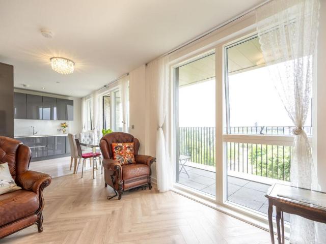 3 bedroom flat for sale