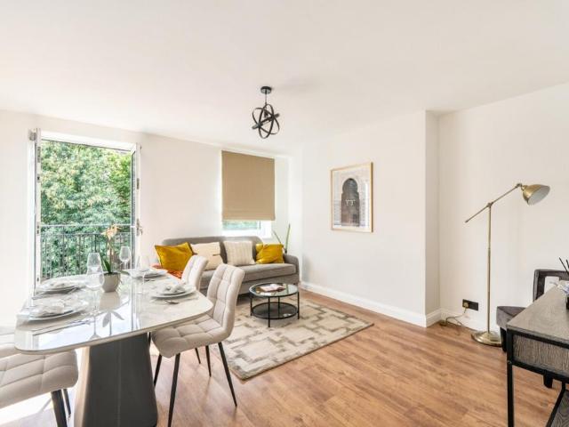 3 bedroom flat for sale