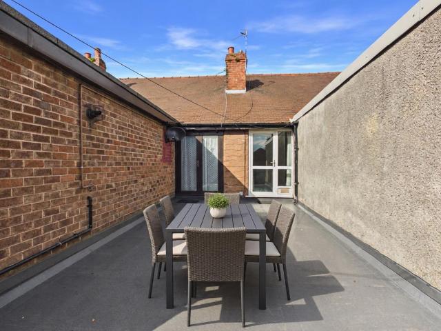 3 bedroom flat for sale