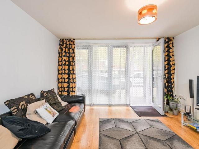 3 bedroom flat for sale