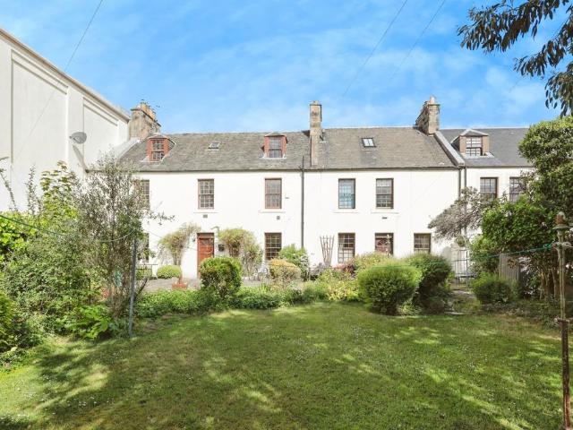 3 bedroom flat for sale