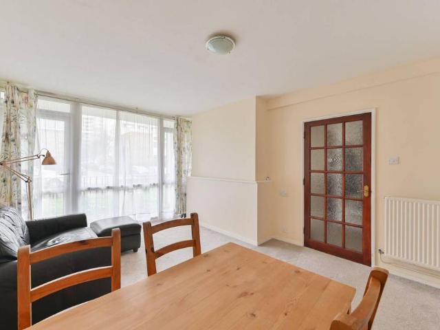 3 bedroom flat for sale