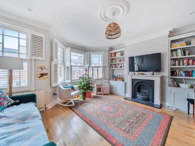 3 bedroom flat for sale