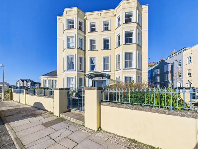 3 bedroom flat for sale