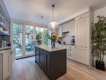 3 bedroom flat for sale
