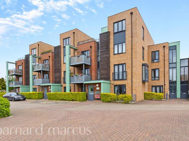 3 bedroom flat for sale