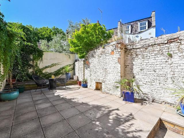 3 bedroom flat for sale