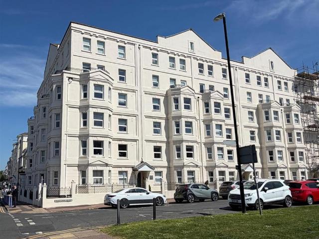 3 bedroom flat for sale