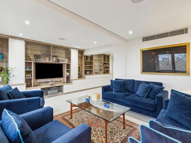 3 bedroom flat for sale