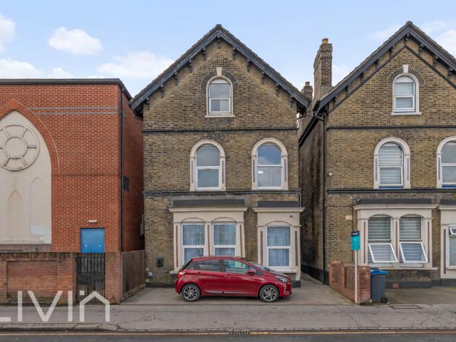 3 bedroom flat for sale