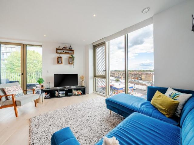 3 bedroom flat for sale